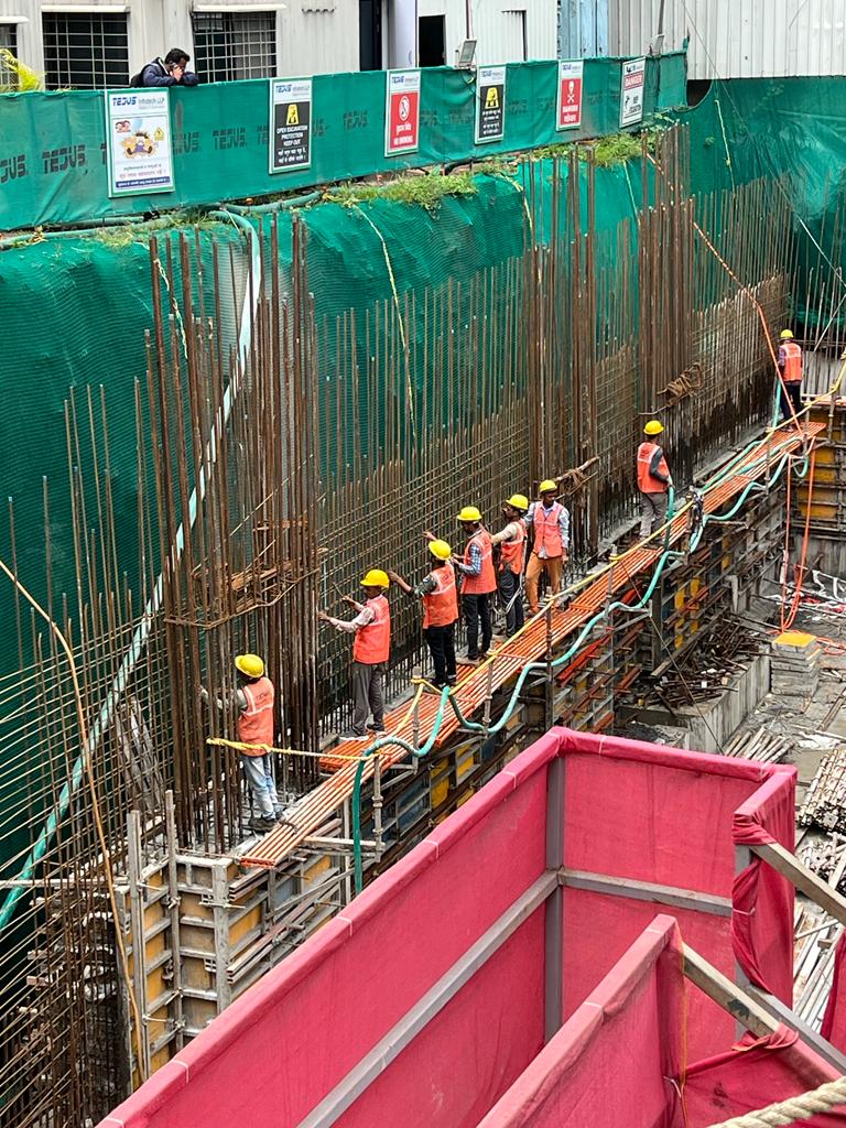 Construction scaffolding benefits – workers performing high rise building work on steel scaffold